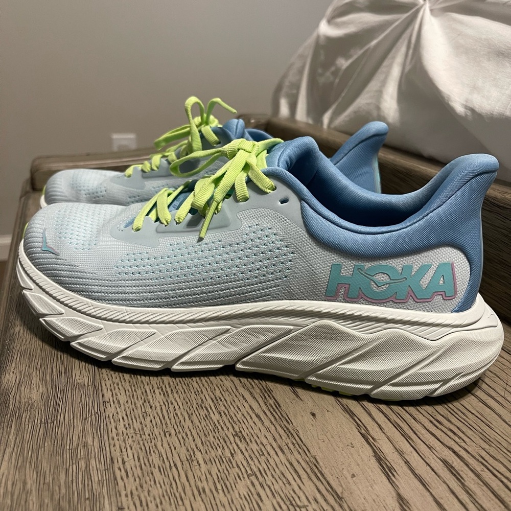 HOKA Arahi 7 Athletic Sneakers in Light Blue with Lime Accents